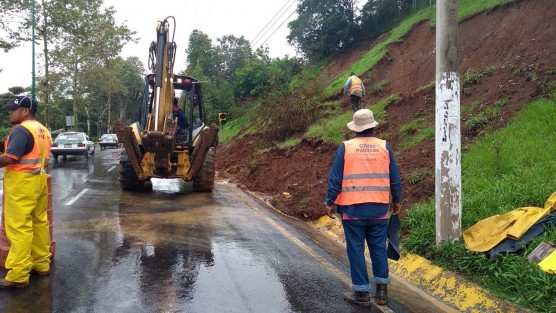 Un deslave en la avenida Murillo Vidal, ocasionado por las lluvias que desde la madrugada reblandecieron la tierra, obstaculizó el uso de un carril sobre esta importante arteria de la ciudad capital. 