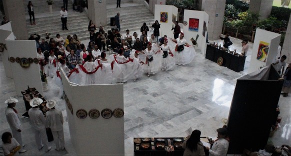 Para dar a conocer la riqueza cultural del municipio de Cosautlán de Carvajal fue inaugurada en las instalaciones del Congreso de Veracruz la exposición de talleres y artesanías que realizan personas de esta demarcación y que consisten en pinturas, repujado y alfarería que también buscan resaltar las tradiciones a través de la gastronomía y la danza.