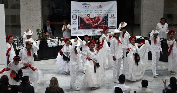 Para dar a conocer la riqueza cultural del municipio de Cosautlán de Carvajal fue inaugurada en las instalaciones del Congreso de Veracruz la exposición de talleres y artesanías que realizan personas de esta demarcación y que consisten en pinturas, repujado y alfarería que también buscan resaltar las tradiciones a través de la gastronomía y la danza.