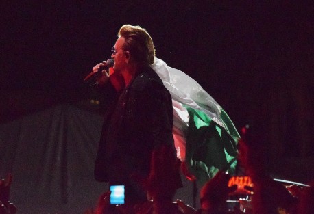 La legendaria banda irlandesa U2, en la segunda y última noche de sus conciertos en México, donde cerca de dos horas deleitaron a sus seguidores con éxitos clásicos como With or Without You, Sunday Bloody Sunday, Where the streets have no name y otras canciones más recientes como Elevation. 