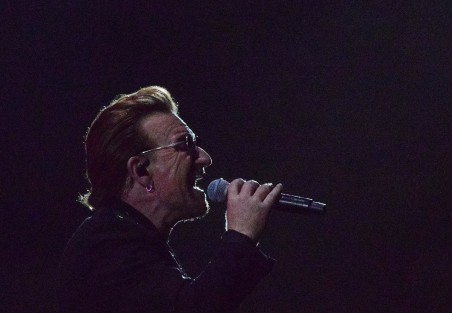 La legendaria banda irlandesa U2, en la segunda y última noche de sus conciertos en México, donde cerca de dos horas deleitaron a sus seguidores con éxitos clásicos como With or Without You, Sunday Bloody Sunday, Where the streets have no name y otras canciones más recientes como Elevation. 