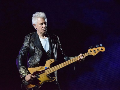 La legendaria banda irlandesa U2, en la segunda y última noche de sus conciertos en México, donde cerca de dos horas deleitaron a sus seguidores con éxitos clásicos como With or Without You, Sunday Bloody Sunday, Where the streets have no name y otras canciones más recientes como Elevation. 