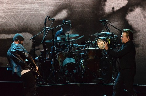La legendaria banda irlandesa U2, en la segunda y última noche de sus conciertos en México, donde cerca de dos horas deleitaron a sus seguidores con éxitos clásicos como With or Without You, Sunday Bloody Sunday, Where the streets have no name y otras canciones más recientes como Elevation. 