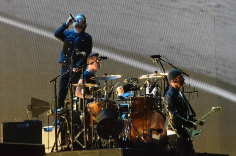 La legendaria banda irlandesa U2, en la segunda y última noche de sus conciertos en México, donde cerca de dos horas deleitaron a sus seguidores con éxitos clásicos como With or Without You, Sunday Bloody Sunday, Where the streets have no name y otras canciones más recientes como Elevation. 