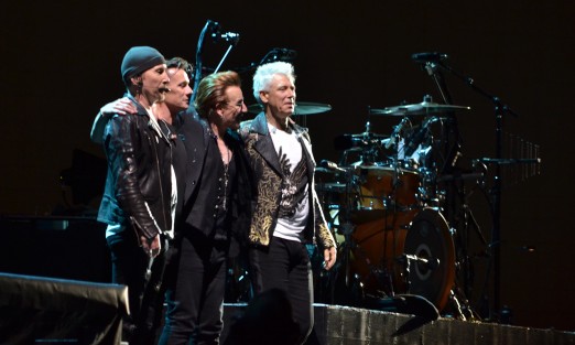 La legendaria banda irlandesa U2, en la segunda y última noche de sus conciertos en México, donde cerca de dos horas deleitaron a sus seguidores con éxitos clásicos como With or Without You, Sunday Bloody Sunday, Where the streets have no name y otras canciones más recientes como Elevation. 