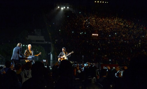 La legendaria banda irlandesa U2, en la segunda y última noche de sus conciertos en México, donde cerca de dos horas deleitaron a sus seguidores con éxitos clásicos como With or Without You, Sunday Bloody Sunday, Where the streets have no name y otras canciones más recientes como Elevation. 