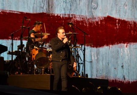 La legendaria banda irlandesa U2, en la segunda y última noche de sus conciertos en México, donde cerca de dos horas deleitaron a sus seguidores con éxitos clásicos como With or Without You, Sunday Bloody Sunday, Where the streets have no name y otras canciones más recientes como Elevation. 