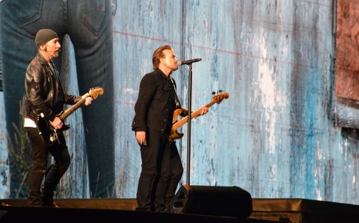 La legendaria banda irlandesa U2, en la segunda y última noche de sus conciertos en México, donde cerca de dos horas deleitaron a sus seguidores con éxitos clásicos como With or Without You, Sunday Bloody Sunday, Where the streets have no name y otras canciones más recientes como Elevation. 