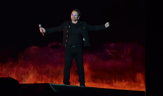La legendaria banda irlandesa U2, en la segunda y última noche de sus conciertos en México, donde cerca de dos horas deleitaron a sus seguidores con éxitos clásicos como With or Without You, Sunday Bloody Sunday, Where the streets have no name y otras canciones más recientes como Elevation. 