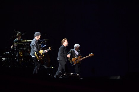 La legendaria banda irlandesa U2, en la segunda y última noche de sus conciertos en México, donde cerca de dos horas deleitaron a sus seguidores con éxitos clásicos como With or Without You, Sunday Bloody Sunday, Where the streets have no name y otras canciones más recientes como Elevation. 