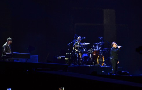 La legendaria banda irlandesa U2, en la segunda y última noche de sus conciertos en México, donde cerca de dos horas deleitaron a sus seguidores con éxitos clásicos como With or Without You, Sunday Bloody Sunday, Where the streets have no name y otras canciones más recientes como Elevation. 