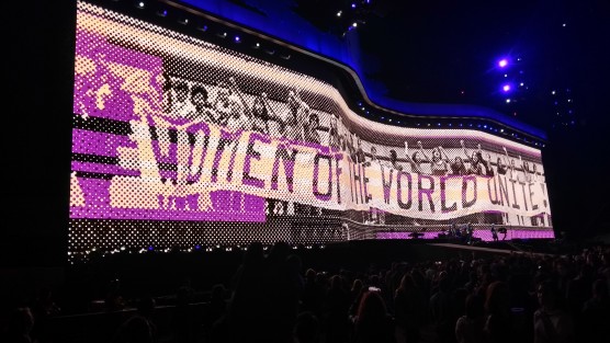 La legendaria banda irlandesa U2, en la segunda y última noche de sus conciertos en México, donde cerca de dos horas deleitaron a sus seguidores con éxitos clásicos como With or Without You, Sunday Bloody Sunday, Where the streets have no name y otras canciones más recientes como Elevation. 
