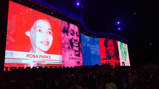 La legendaria banda irlandesa U2, en la segunda y última noche de sus conciertos en México, donde cerca de dos horas deleitaron a sus seguidores con éxitos clásicos como With or Without You, Sunday Bloody Sunday, Where the streets have no name y otras canciones más recientes como Elevation. 