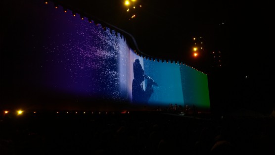 La legendaria banda irlandesa U2, en la segunda y última noche de sus conciertos en México, donde cerca de dos horas deleitaron a sus seguidores con éxitos clásicos como With or Without You, Sunday Bloody Sunday, Where the streets have no name y otras canciones más recientes como Elevation. 