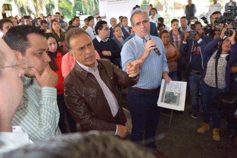 El Gobernador Miguel Ángel Yunes, acompañado por Alcaldes de la region y el Secretario de Infraestructura y Obra, Julen Rementería, dieron banderazo de inicio a la rehabilitación de la carretera Xalapa-Coatepec, donde hace unos días se formó un gran socavón provocado por las fuertes lluvias y el descuido de la misma en su mantenimiento.