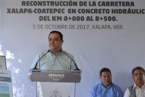 La reconstrucción con concreto hidráulico de la carretera Xalapa-Coatepec es fundamental para impulsar de desarrollo de la capital veracruzana y la región, aseguró el alcalde Américo Zúñiga Martínez al acompañar al gobernador Miguel Ángel Yunes Linares al banderazo de inicio de esta obra. 