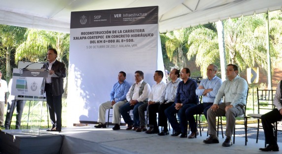 Durante el evento, el Gobernador Miguel Ángel Yunes Linares, dijo que la obra tendrá una inversión de 124 mdp y se realizará en un periodo de 101 días. Estuvieron presentes presidentes municipales y presidentes municipales electos de la región, diputados, servidores públicos federales, estatales y municipales y personas beneficiadas.
