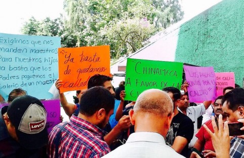 Se manifiestan en la SEV habitantes de Chinameca por falta de maestros en la secundaria técnica número #81. Al frente José Juan Hernández, Hernández (Presidente de la Sociedad de padres de familia de la secundaria técnica número #81 de Chinameca)
