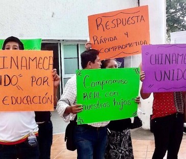 Se manifiestan en la SEV habitantes de Chinameca por falta de maestros en la secundaria técnica número #81. Al frente José Juan Hernández, Hernández (Presidente de la Sociedad de padres de familia de la secundaria técnica número #81 de Chinameca)