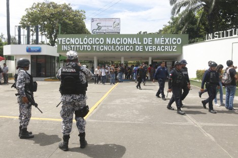 Personal de la MARINA, Policía Federal, Fuerza Civil y SSP, realizaron un operativo mochila a estudiantes del Instituto Tecnológico de Veracruz, con el apoyo de binomios caninos en busca de drogas y armas.
