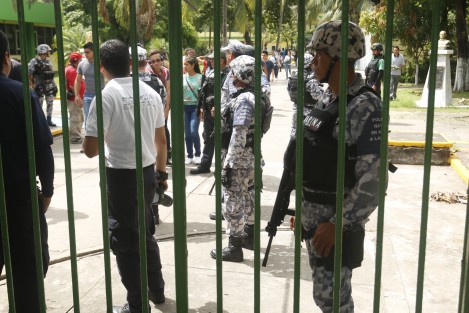 Personal de la MARINA, Policía Federal, Fuerza Civil y SSP, realizaron un operativo mochila a estudiantes del Instituto Tecnológico de Veracruz, con el apoyo de binomios caninos en busca de drogas y armas.
