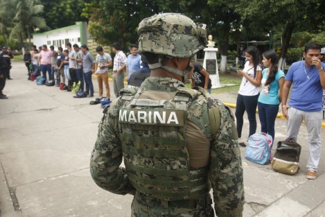Personal de la MARINA, Policía Federal, Fuerza Civil y SSP, realizaron un operativo mochila a estudiantes del Instituto Tecnológico de Veracruz, con el apoyo de binomios caninos en busca de drogas y armas.
