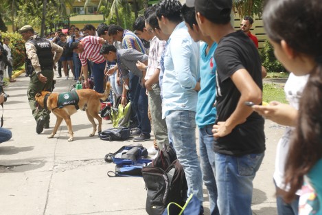Personal de la MARINA, Policía Federal, Fuerza Civil y SSP, realizaron un operativo mochila a estudiantes del Instituto Tecnológico de Veracruz, con el apoyo de binomios caninos en busca de drogas y armas.
