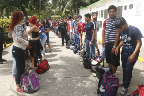 Personal de la MARINA, Policía Federal, Fuerza Civil y SSP, realizaron un operativo mochila a estudiantes del Instituto Tecnológico de Veracruz, con el apoyo de binomios caninos en busca de drogas y armas.