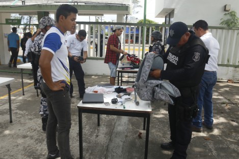 Personal de la MARINA, Policía Federal, Fuerza Civil y SSP, realizaron un operativo mochila a estudiantes del Instituto Tecnológico de Veracruz, con el apoyo de binomios caninos en busca de drogas y armas.