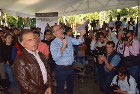 El Gobernador Miguel Ángel Yunes acompañado por Alcaldes de la region y el Secretario de Infraestructura y obra Julen Rementeria dieron banderazo de inicio en la rehabilitación de la carretera Xalapa-Coatepec. 