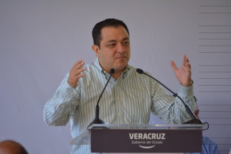 El Gobernador Miguel Ángel Yunes acompañado por Alcaldes de la region y el Secretario de Infraestructura y obra Julen Rementeria dieron banderazo de inicio en la rehabilitación de la carretera Xalapa-Coatepec. 