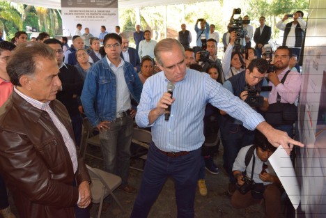 El Gobernador Miguel Ángel Yunes acompañado por Alcaldes de la region y el Secretario de Infraestructura y obra Julen Rementeria dieron banderazo de inicio en la rehabilitación de la carretera Xalapa-Coatepec. 