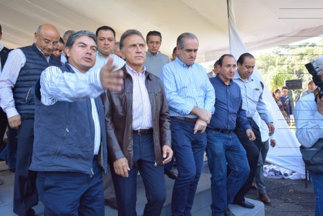 El Gobernador Miguel Ángel Yunes acompañado por Alcaldes de la region y el Secretario de Infraestructura y obra Julen Rementeria dieron banderazo de inicio en la rehabilitación de la carretera Xalapa-Coatepec. 