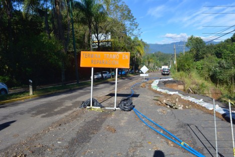 Maquinaria y trabajadores se encuentran listos para dar inicio a los trabajos de rehabilitación de la carretera Xalapa-Coatepec, la cual se encuentra dañada desde hace varios días por un gran socavón y en diversos tramos grandes baches que ocasionan percances a los conductores.  