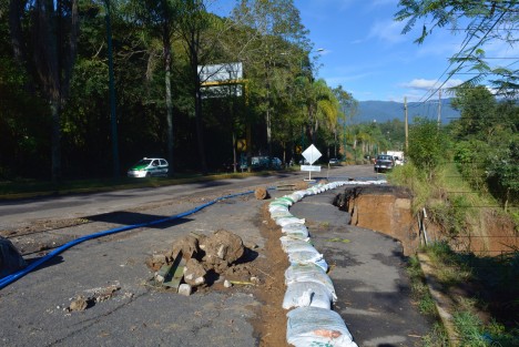 Maquinaria y trabajadores se encuentran listos para dar inicio a los trabajos de rehabilitación de la carretera Xalapa-Coatepec, la cual se encuentra dañada desde hace varios días por un gran socavón y en diversos tramos grandes baches que ocasionan percances a los conductores.  