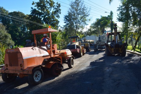 Maquinaria y trabajadores se encuentran listos para dar inicio a los trabajos de rehabilitación de la carretera Xalapa-Coatepec, la cual se encuentra dañada desde hace varios días por un gran socavón y en diversos tramos grandes baches que ocasionan percances a los conductores.  