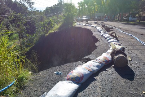 Maquinaria y trabajadores se encuentran listos para dar inicio a los trabajos de rehabilitación de la carretera Xalapa-Coatepec, la cual se encuentra dañada desde hace varios días por un gran socavón y en diversos tramos grandes baches que ocasionan percances a los conductores.  