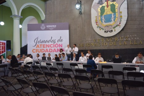 Se instalaron mesas para escuchar peticiones de la ciudadanía en Palacio de Gobierno, por lo que funcionarios de diversas dependencias esperan que la ciudadanía se acerque y externe sus inquietudes. 