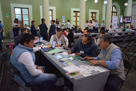 Se instalaron mesas para escuchar peticiones de la ciudadanía en Palacio de Gobierno, por lo que funcionarios de diversas dependencias esperan que la ciudadanía se acerque y externe sus inquietudes. 