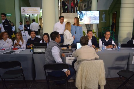 Se instalaron mesas para escuchar peticiones de la ciudadanía en Palacio de Gobierno, por lo que funcionarios de diversas dependencias esperan que la ciudadanía se acerque y externe sus inquietudes. 