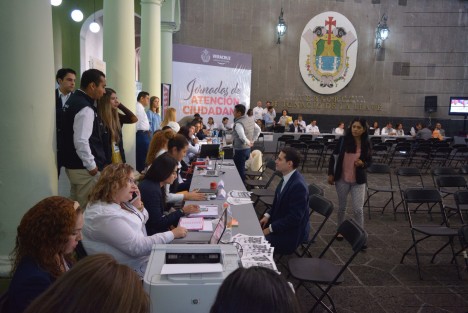 Se instalaron mesas para escuchar peticiones de la ciudadanía en Palacio de Gobierno, por lo que funcionarios de diversas dependencias esperan que la ciudadanía se acerque y externe sus inquietudes. 