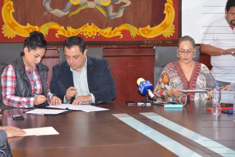 El Alcalde de la capital, Américo Zúñiga, signó convenio de colaboración con la Comisión Estatal de Derechos Humanos, encabezada por la Doctora Namiko Matzumoto, para establecer acciones para la promoción y el respeto de los derechos humanos. 
