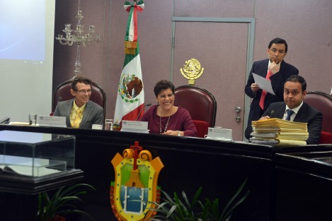 Luego de haber rendido homenje al Senador, dio inicio  la cuarta sesión ordinaria donde el diputado Ernesto Cueva  y Rocío Pérez solicitaron frenar  el proyecto minero Caballo Blanco por afectaciones a medio ambiente.  