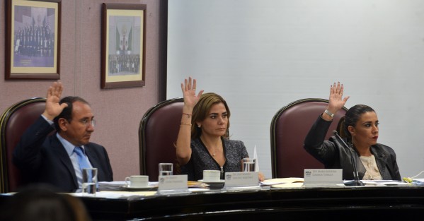 Luego de haber rendido homenje al Senador, dio inicio  la cuarta sesión ordinaria donde el diputado Ernesto Cueva  y Rocío Pérez solicitaron frenar  el proyecto minero Caballo Blanco por afectaciones a medio ambiente.  