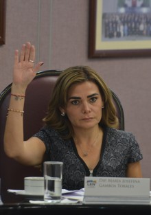 A diputada Maria José se le nota preocupada.