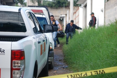 Comerciante de 76 años de edad, fue asesinado a balazos, en la colonia Higueras, por un hombre que le debía dinero, mismo que no logró darse a la fuga, ante la pronta presencia de patrulleros de SSP y Fuerza Civil y se refugió en su domicilio, el móvil la deuda. 