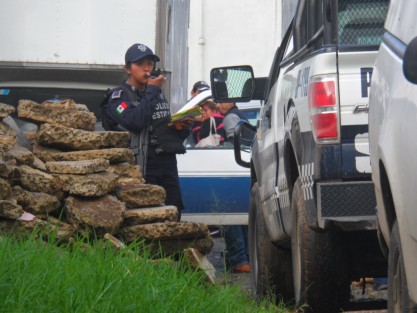 Comerciante de 76 años de edad, fue asesinado a balazos, en la colonia Higueras,  por un hombre que le debía dinero,  mismo que no logró darse a la fuga, ante la pronta presencia de  patrulleros de SSP y Fuerza Civil y se refugió en su domicilio, el móvil  la deuda.
