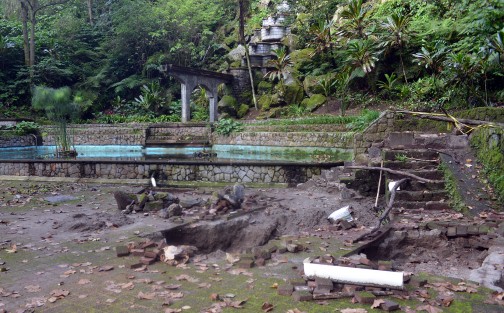 Luego de sufriera daños en parte de su estructura, el parque Los Tecajetes sigue siendo uno de los lugares preferidos de xalapeños  para visitar; el daño más visible es en la parte alta, donde las lluvias hicieron que los adoquines se reblandecieran así como un socavón.