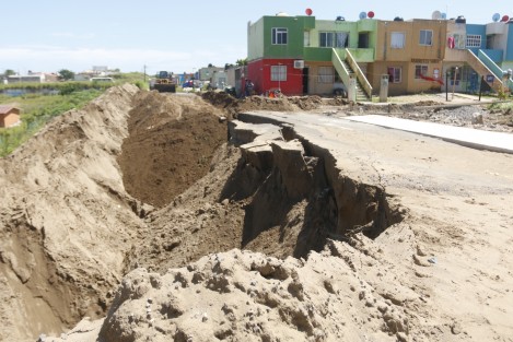 Maquinaria trabaja para reparar el socavón que por segunda ocasión se registró en el fraccionamiento El Oasis en Veracruz, Ver.. 