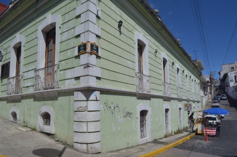 La Biblioteca de la Ciudad de Xalapa, ubicada en la calle de Juárez, en pleno corazón capitalino, desde hace años se encuentra abandonada por los gobiernos en turno; desde Dante Delgado ningún gobernador se ha parado en ese emblemático lugar.
